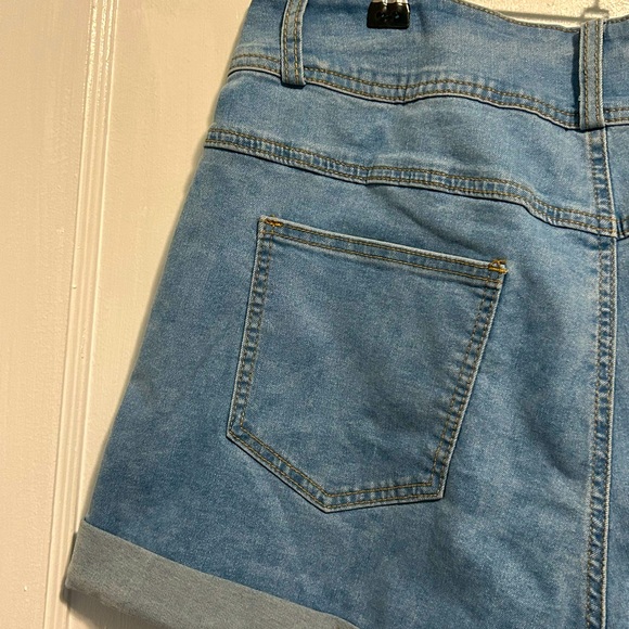 Blue Jean Shorts with Rolled Hems and Vintage Style - Picture 5 of 5